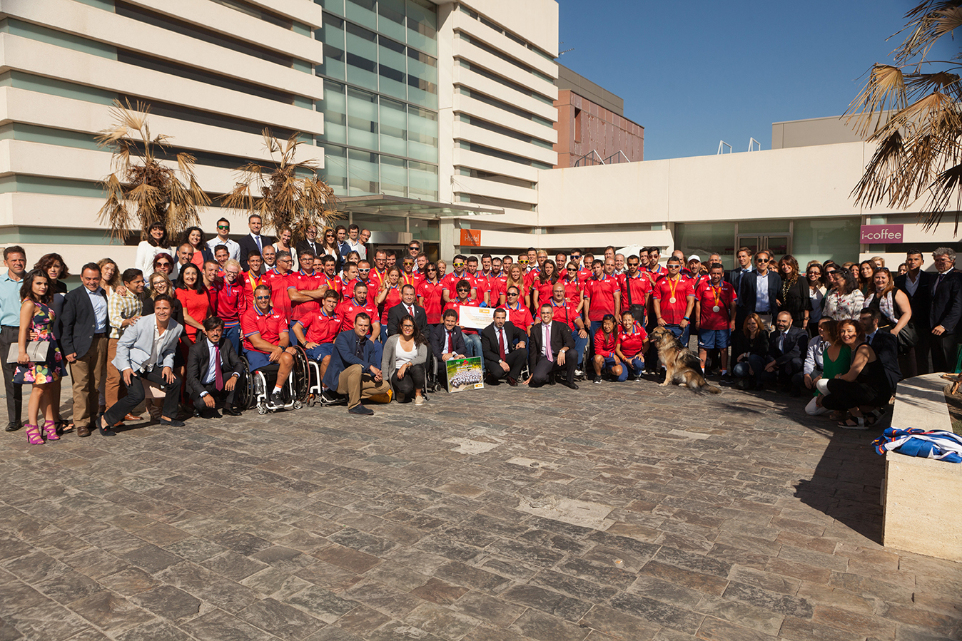 Los trabajadores de Unidental junto al Equipo Paralímpico Español.